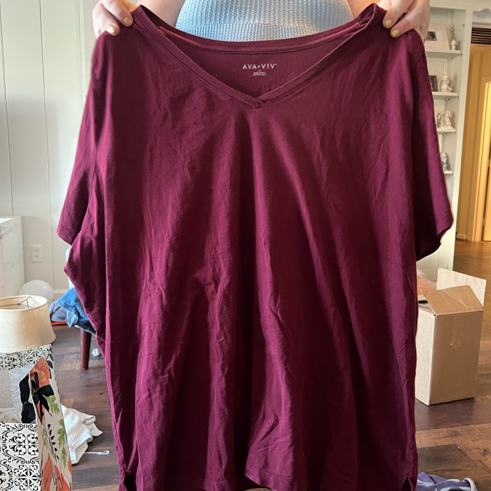 Ava & Viv V‑Neck Tee in Burgundy